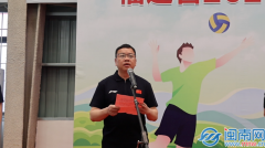 正在活力四射的《啦啦操》中拉开帷幕